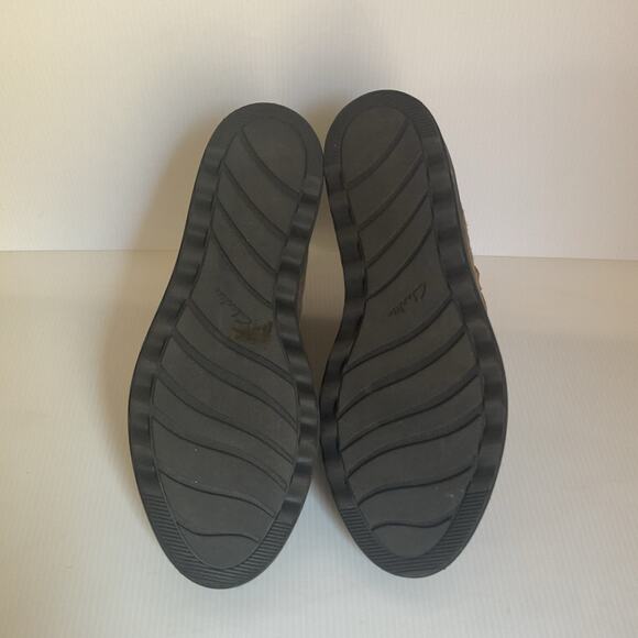 Clarks Taupe Suede Ankle Boots • Bow Accent • Women’s 8 (EU 39) - Picture 7 of 7